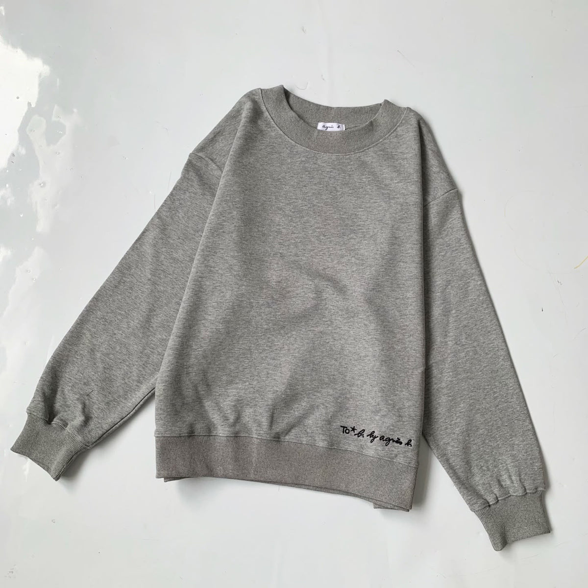 [限時預購] ️2026年秋季新品✨agnes b.下擺刺繡寬領純色圓領衛衣